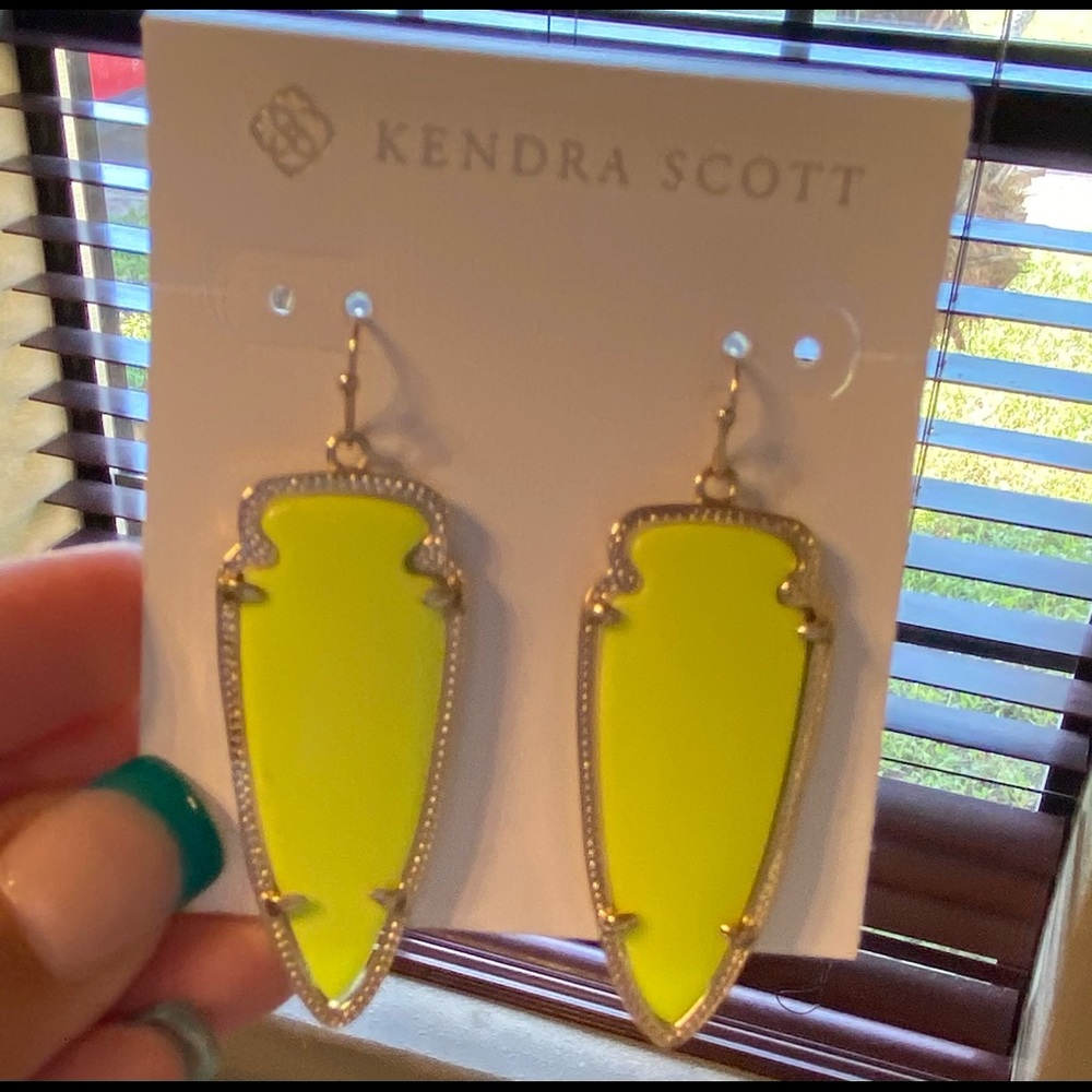 Kendra Scott Skylar Gold Earrings in Neon Yellow